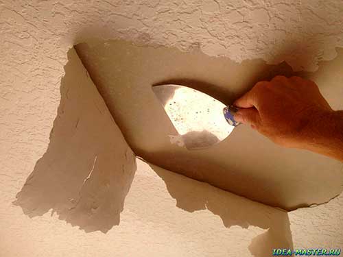 Очистка поверхности потолков от старых обоев или краски