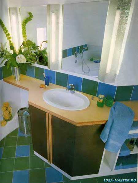 Комфортабельно оборудованная ванная в небольшом помещении