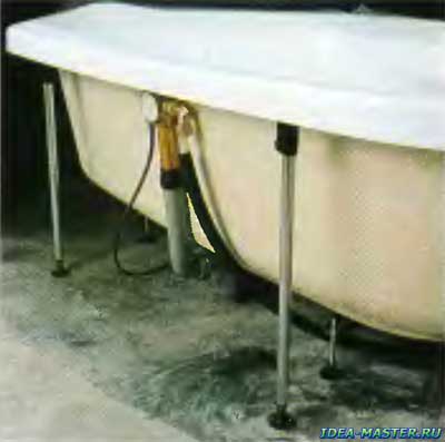 Для установки ванной служат подпорки с регулируемой высотой