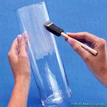 Покройте целиком внешнюю поверхность вазы декупажем