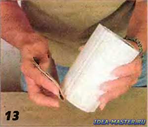 Кромки вазы обрабатывают мелкозернистой наждачной бумагой